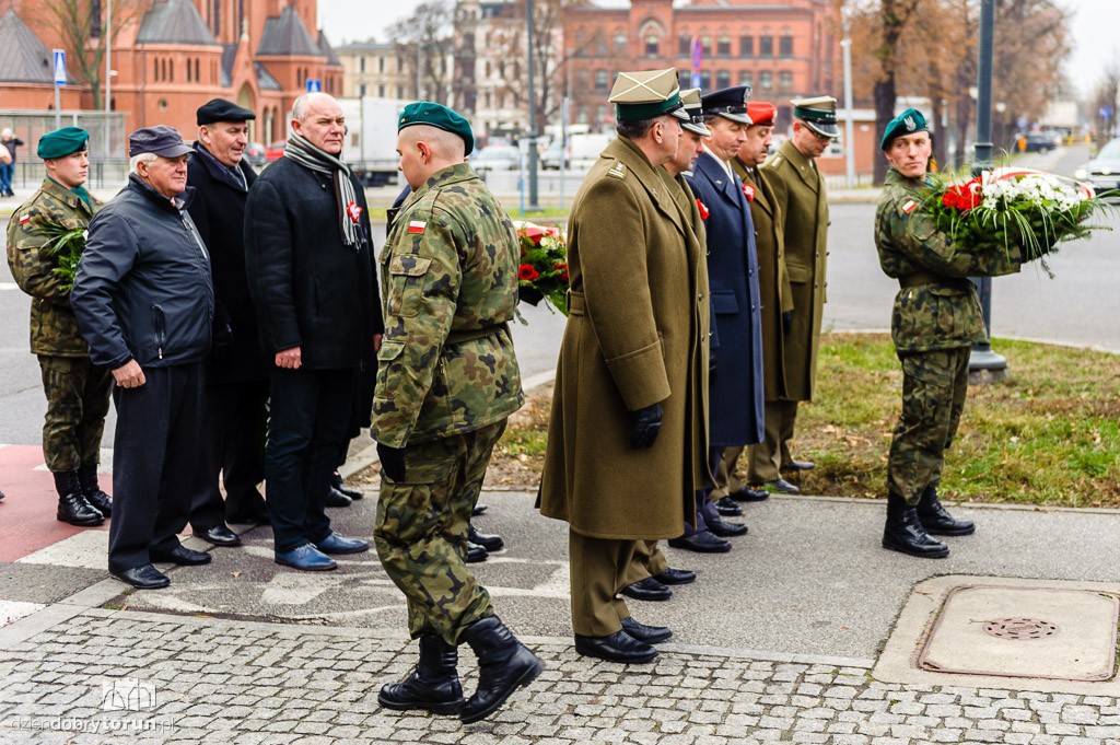 Złożenie kwiatów pod pomnikiem gen. Józefa Hallera