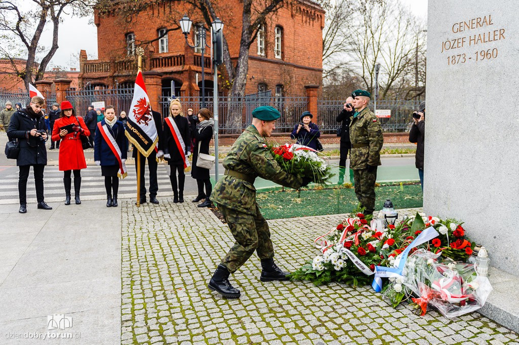 Złożenie kwiatów pod pomnikiem gen. Józefa Hallera