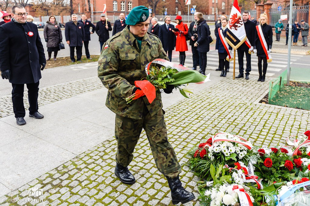 Złożenie kwiatów pod pomnikiem gen. Józefa Hallera