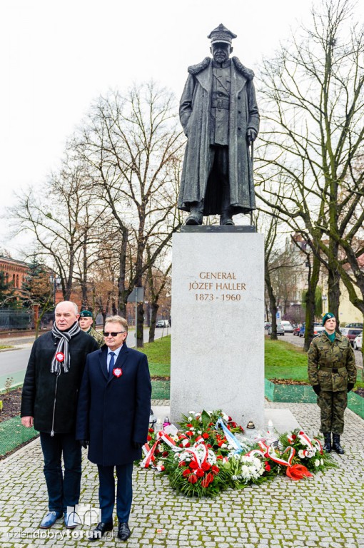 Złożenie kwiatów pod pomnikiem gen. Józefa Hallera