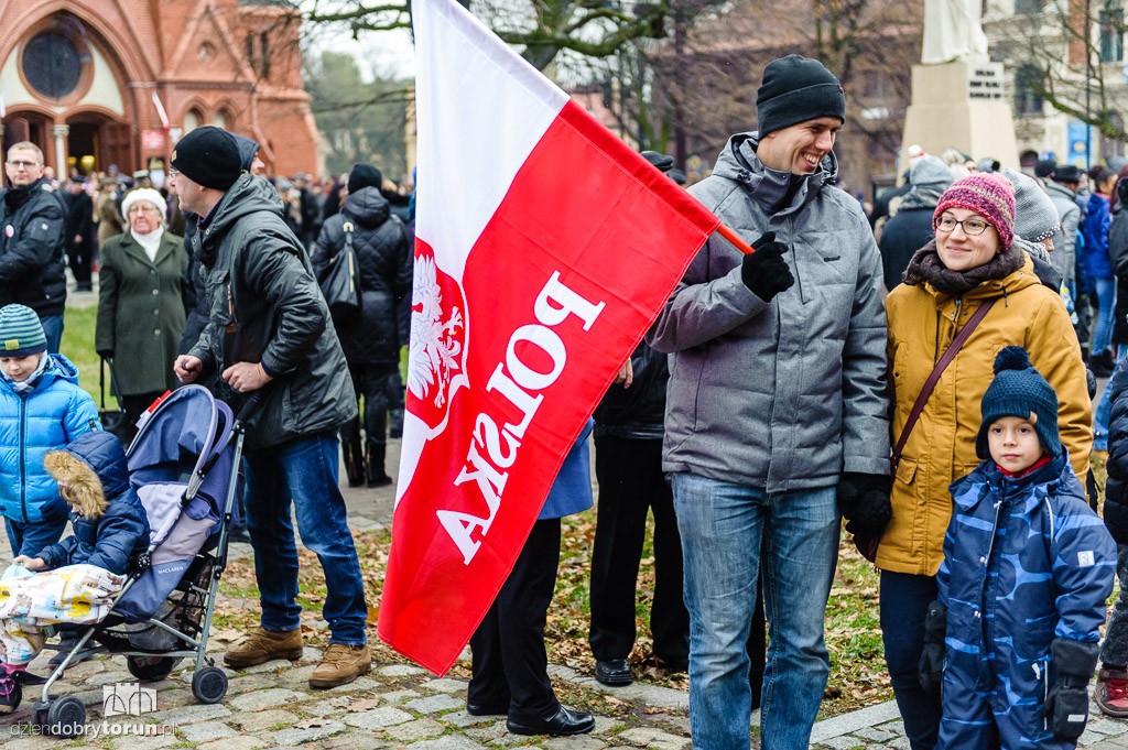 Przemarsz i uroczystość pod pomnikiem Piłsudskiego