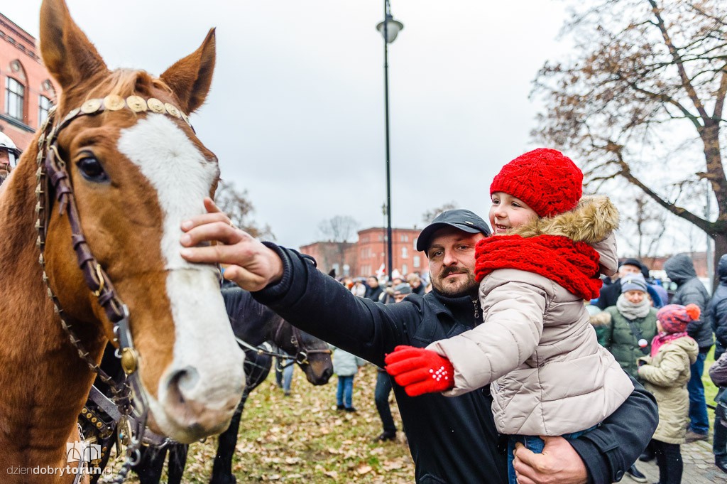 Przemarsz i uroczystość pod pomnikiem Piłsudskiego