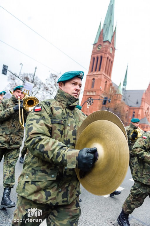 Przemarsz i uroczystość pod pomnikiem Piłsudskiego