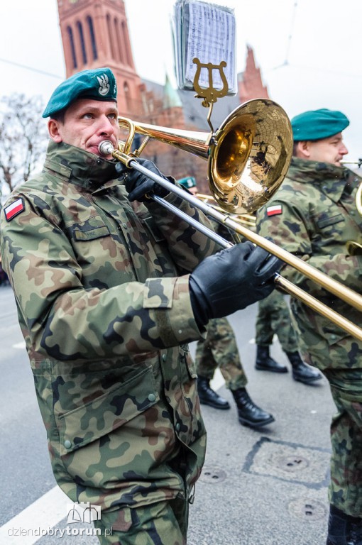 Przemarsz i uroczystość pod pomnikiem Piłsudskiego