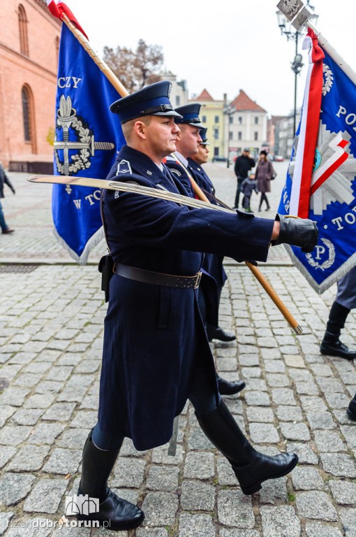 Przemarsz i uroczystość pod pomnikiem Piłsudskiego