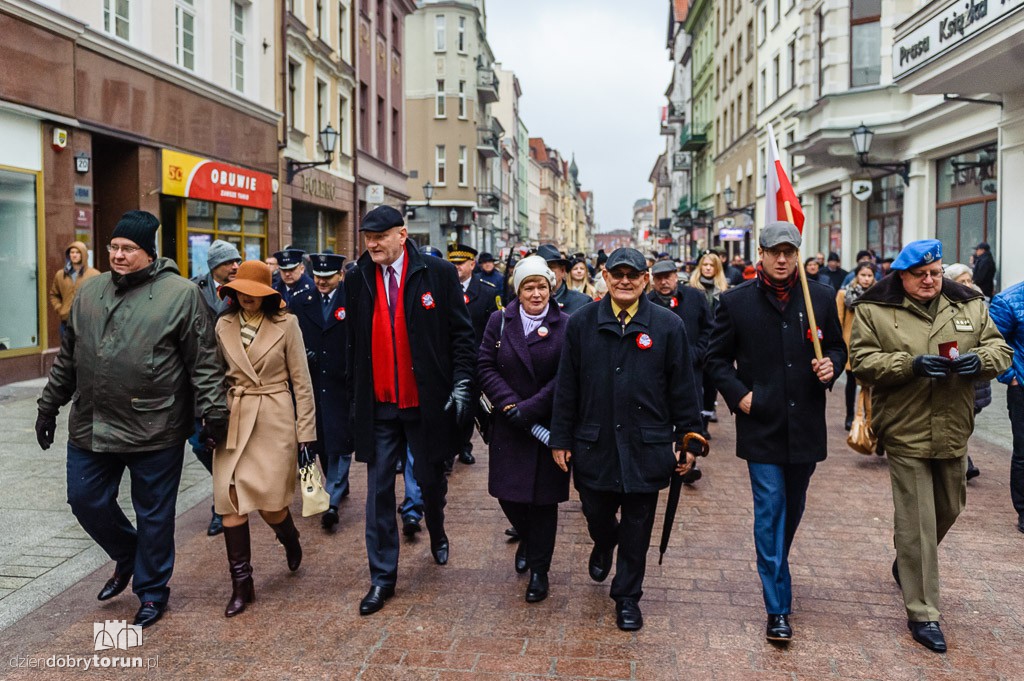 Przemarsz i uroczystość pod pomnikiem Piłsudskiego