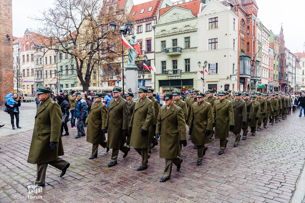 Przemarsz i uroczystość pod pomnikiem Piłsudskiego