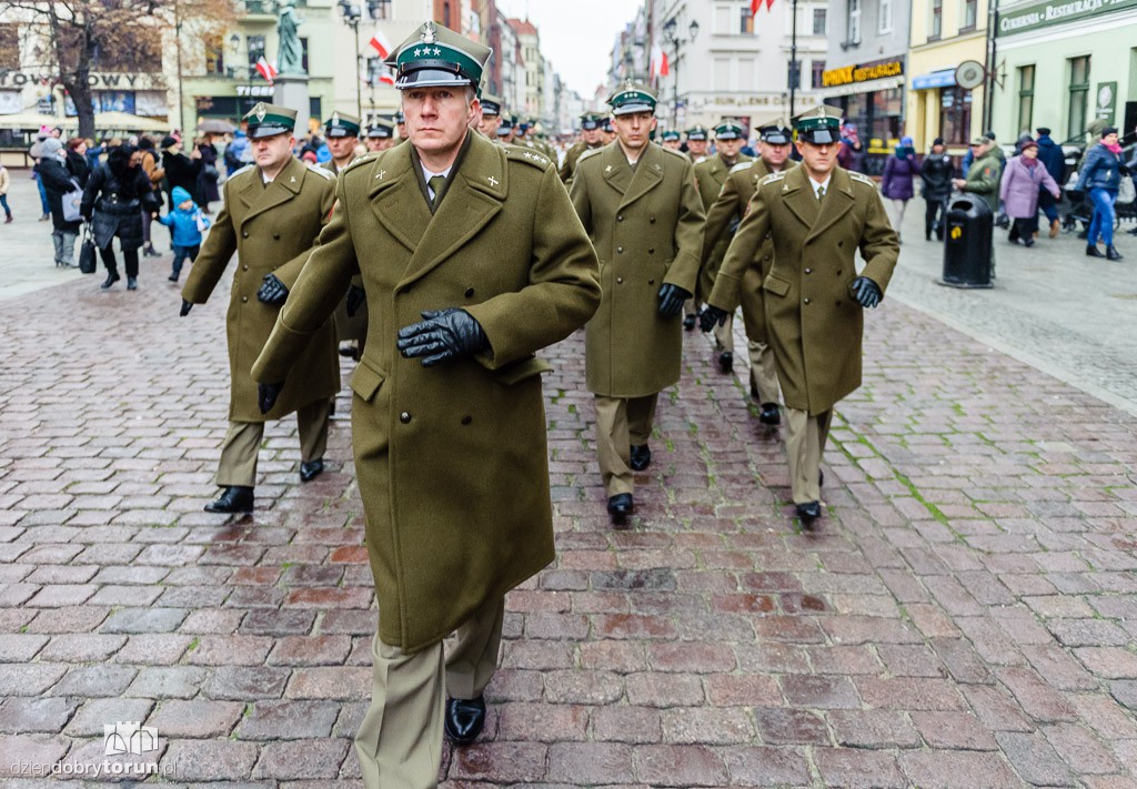 Przemarsz i uroczystość pod pomnikiem Piłsudskiego