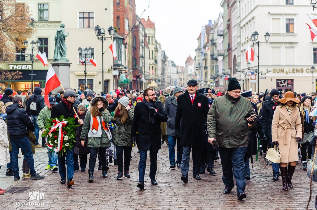 Przemarsz i uroczystość pod pomnikiem Piłsudskiego