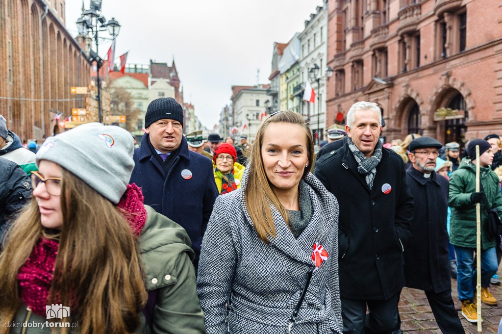 Przemarsz i uroczystość pod pomnikiem Piłsudskiego