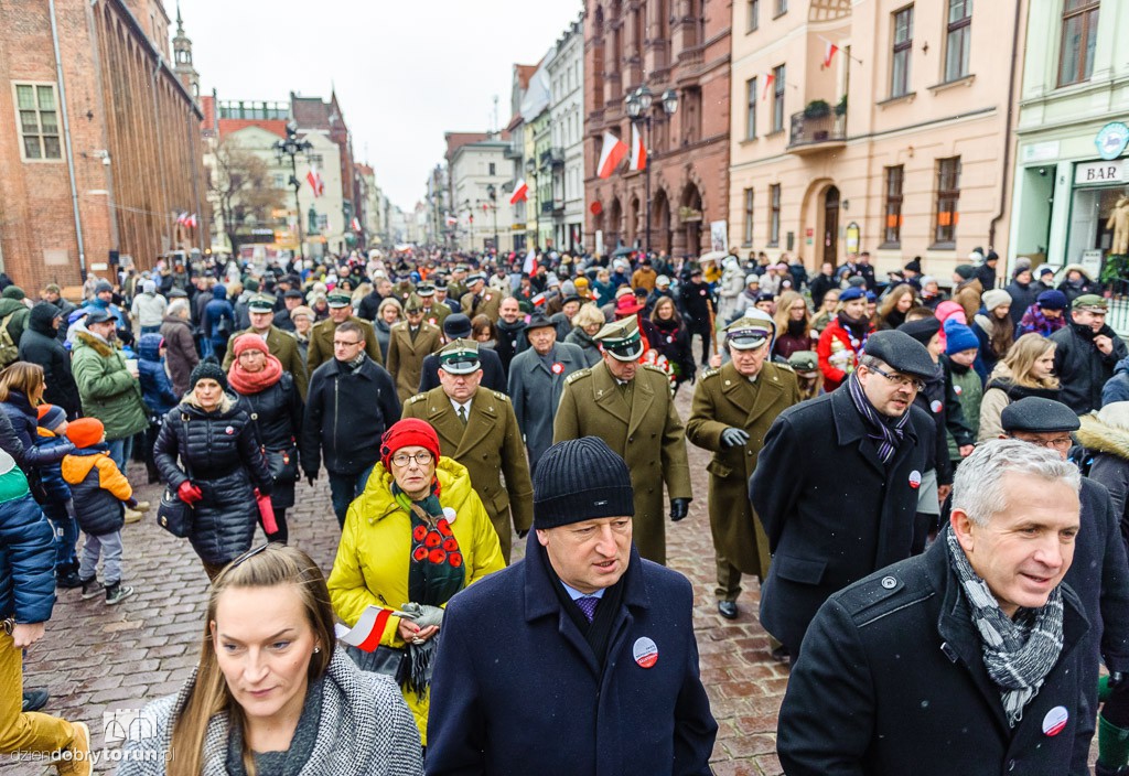 Przemarsz i uroczystość pod pomnikiem Piłsudskiego
