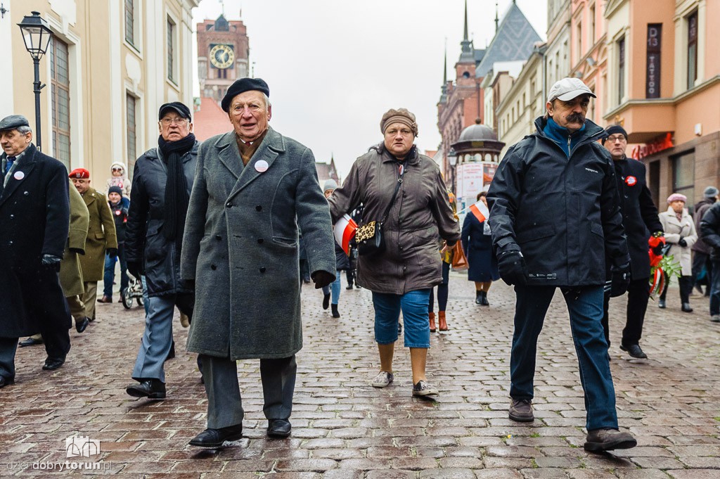 Przemarsz i uroczystość pod pomnikiem Piłsudskiego