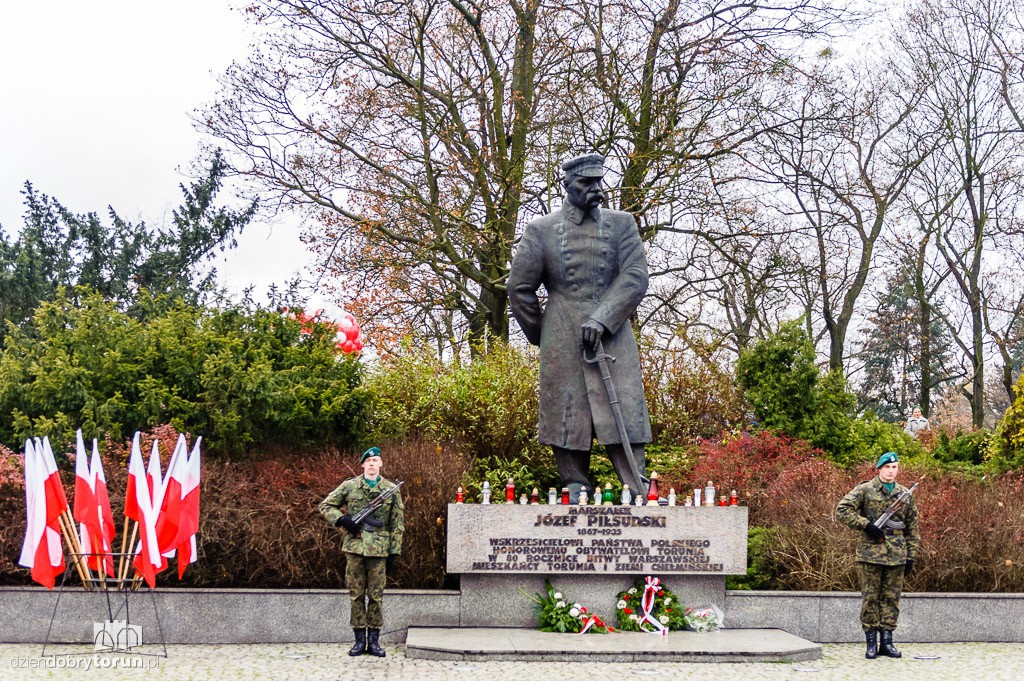 Przemarsz i uroczystość pod pomnikiem Piłsudskiego