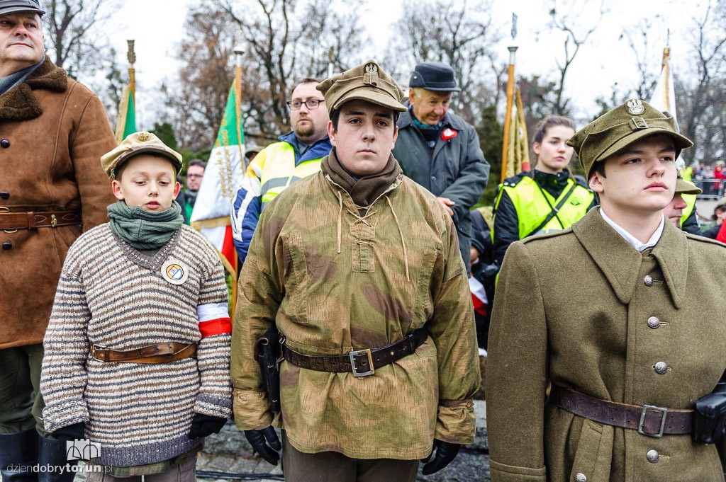 Przemarsz i uroczystość pod pomnikiem Piłsudskiego