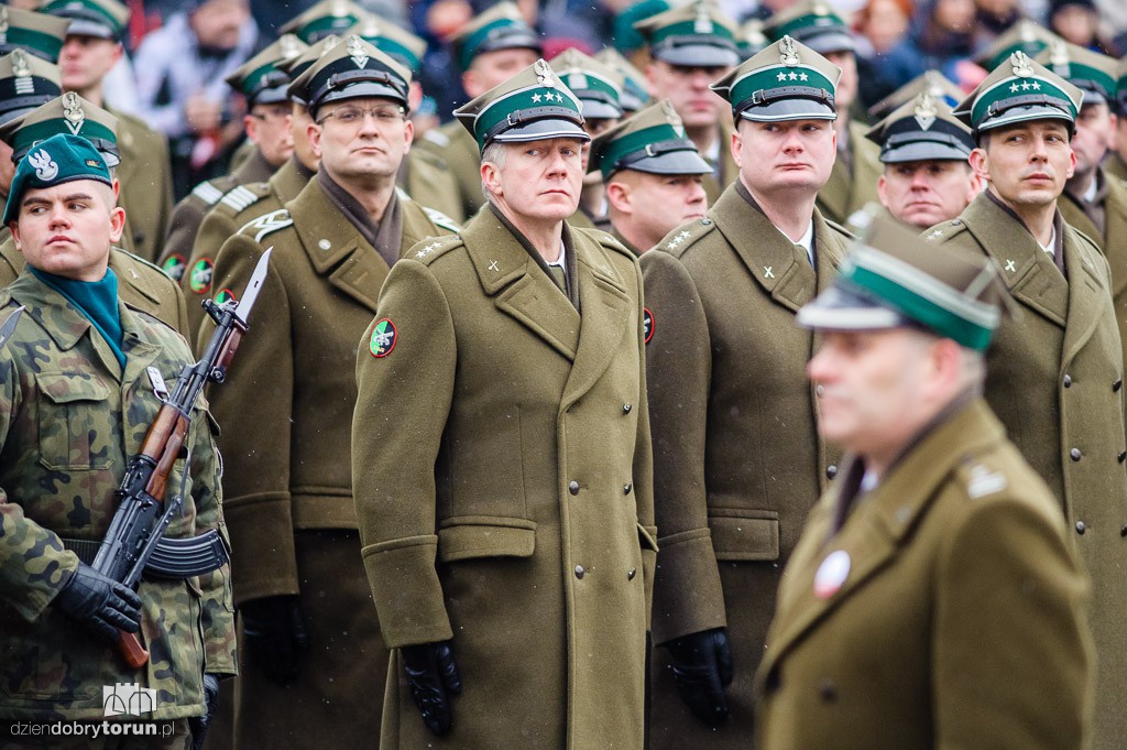 Przemarsz i uroczystość pod pomnikiem Piłsudskiego