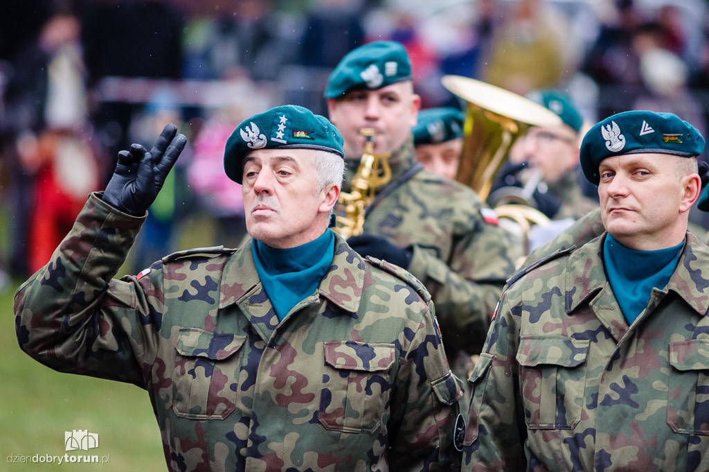 Przemarsz i uroczystość pod pomnikiem Piłsudskiego