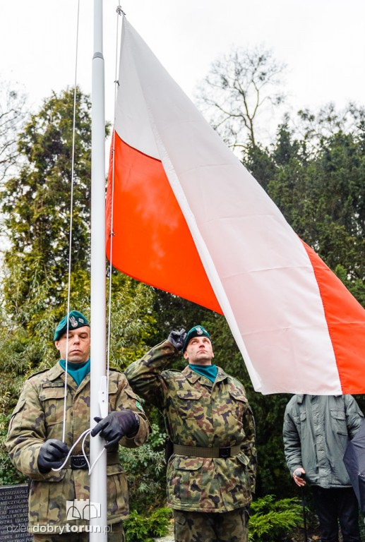 Przemarsz i uroczystość pod pomnikiem Piłsudskiego