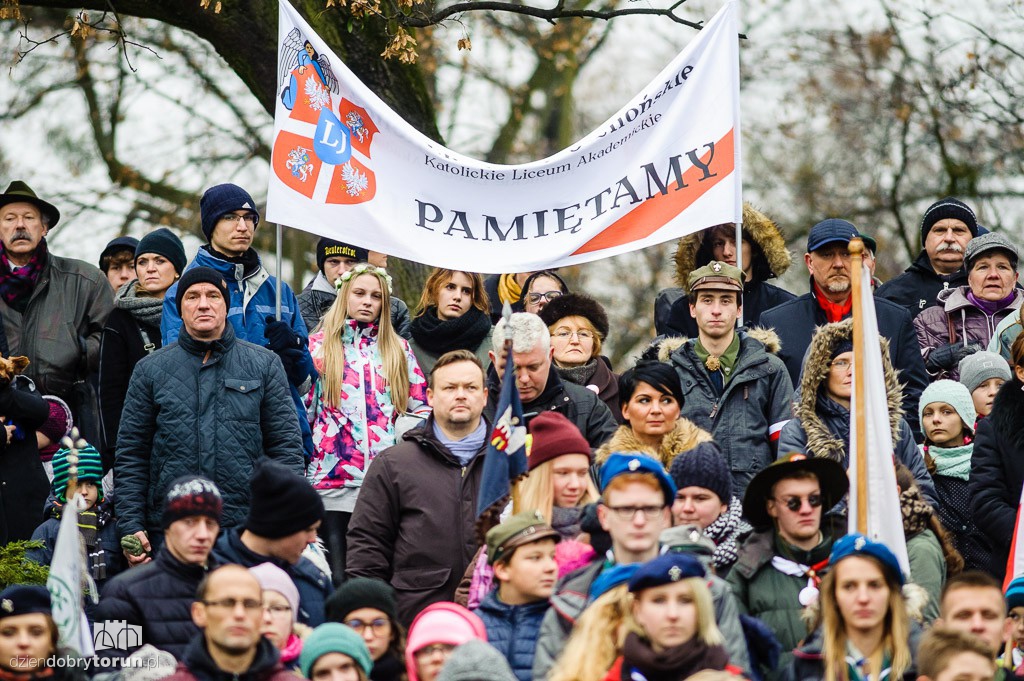 Przemarsz i uroczystość pod pomnikiem Piłsudskiego