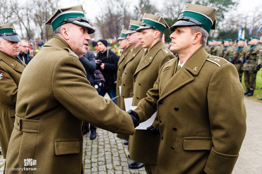 Przemarsz i uroczystość pod pomnikiem Piłsudskiego