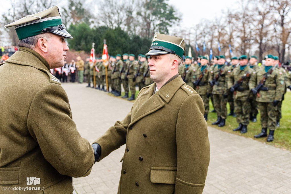 Przemarsz i uroczystość pod pomnikiem Piłsudskiego