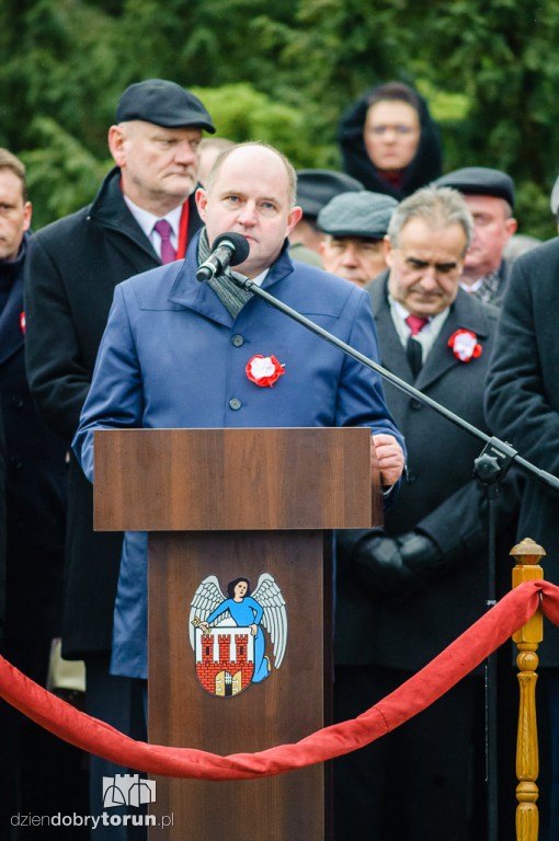 Przemarsz i uroczystość pod pomnikiem Piłsudskiego