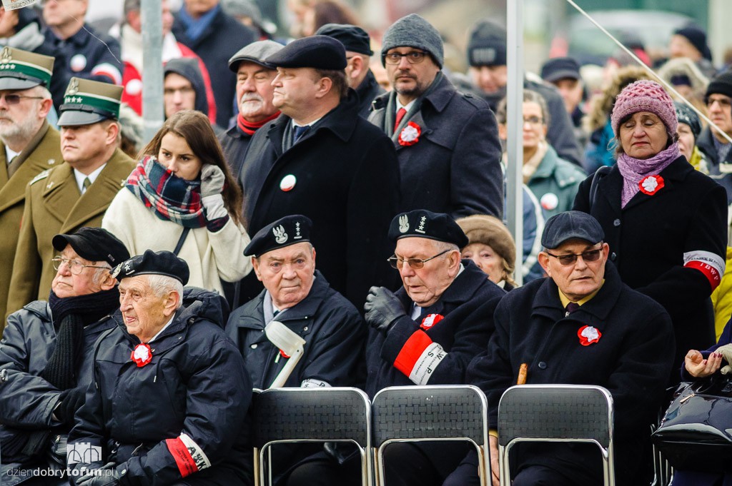 Przemarsz i uroczystość pod pomnikiem Piłsudskiego