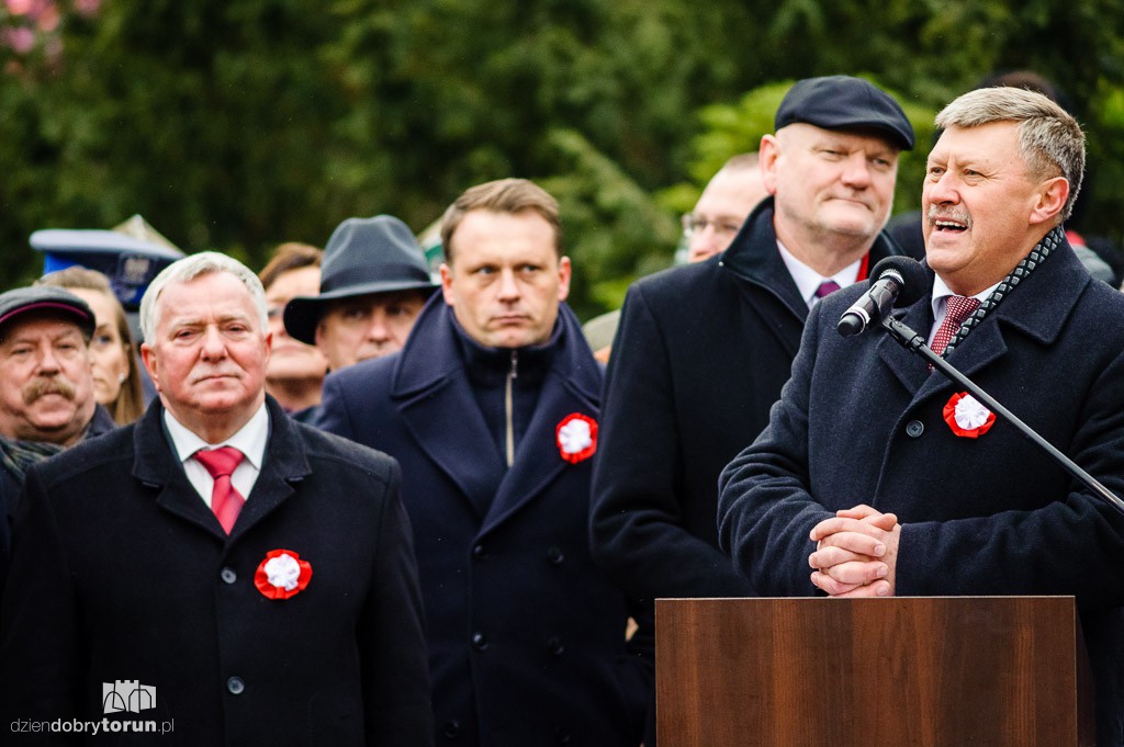 Przemarsz i uroczystość pod pomnikiem Piłsudskiego