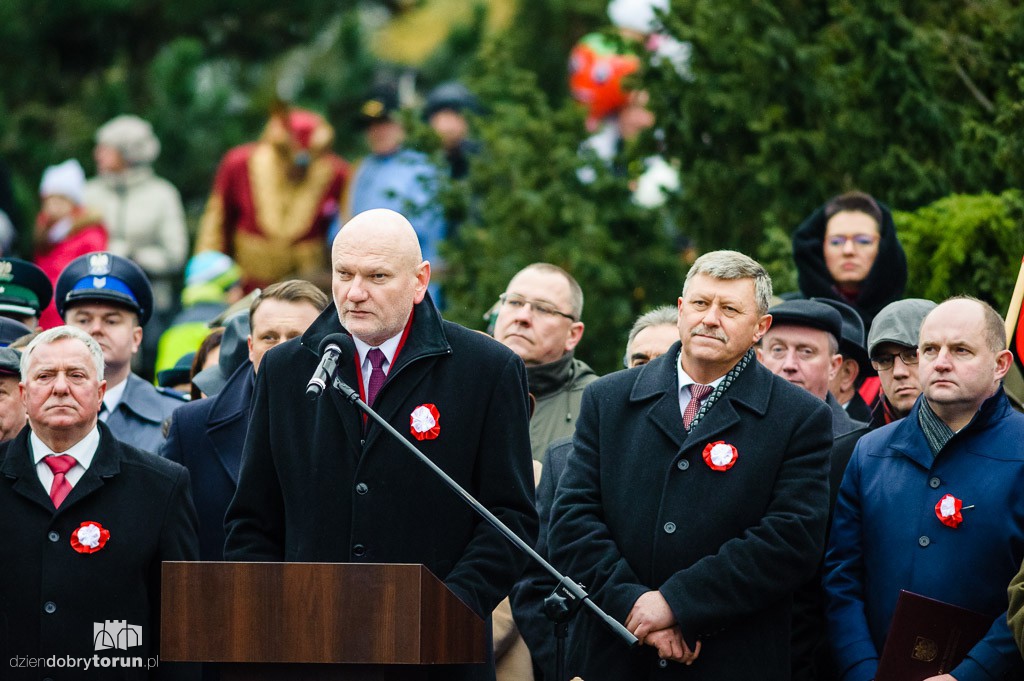 Przemarsz i uroczystość pod pomnikiem Piłsudskiego