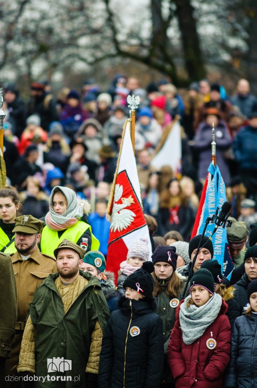 Przemarsz i uroczystość pod pomnikiem Piłsudskiego