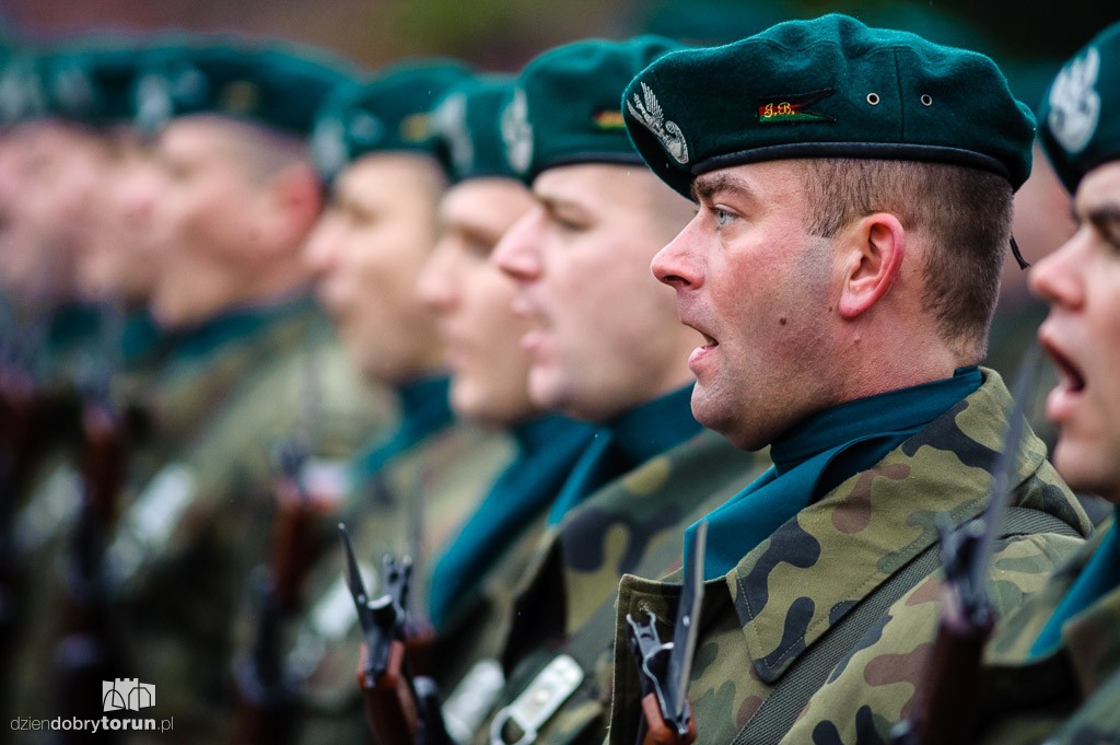 Przemarsz i uroczystość pod pomnikiem Piłsudskiego