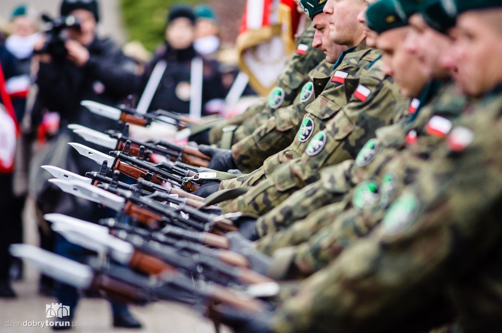 Przemarsz i uroczystość pod pomnikiem Piłsudskiego