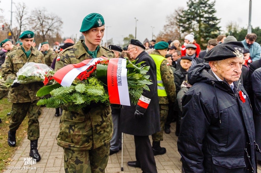 Przemarsz i uroczystość pod pomnikiem Piłsudskiego