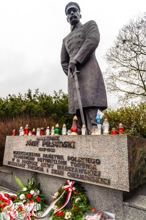 Przemarsz i uroczystość pod pomnikiem Piłsudskiego