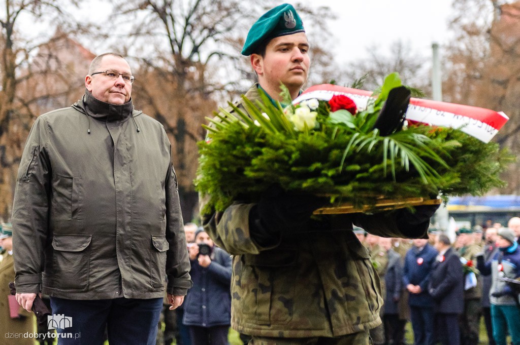 Przemarsz i uroczystość pod pomnikiem Piłsudskiego