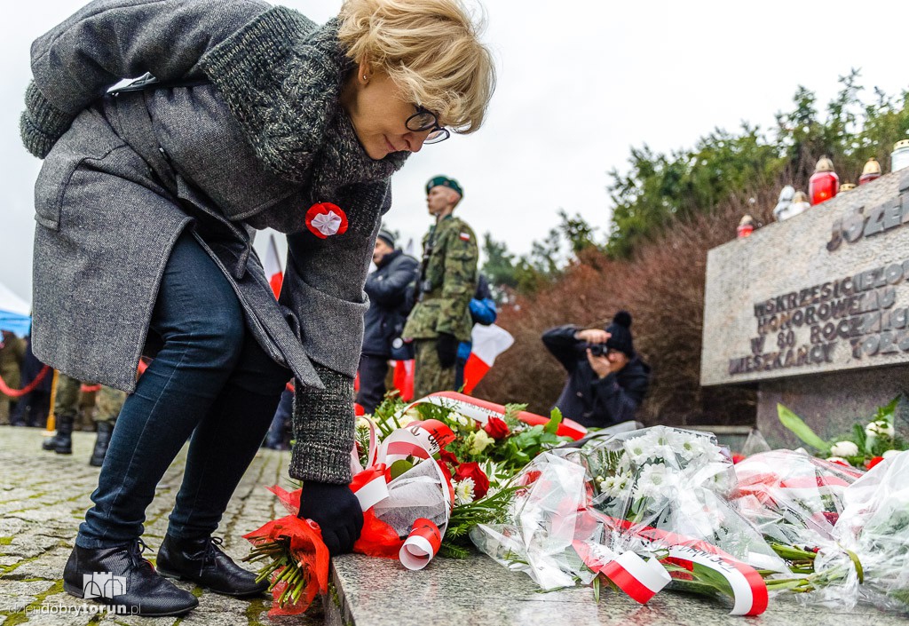 Przemarsz i uroczystość pod pomnikiem Piłsudskiego