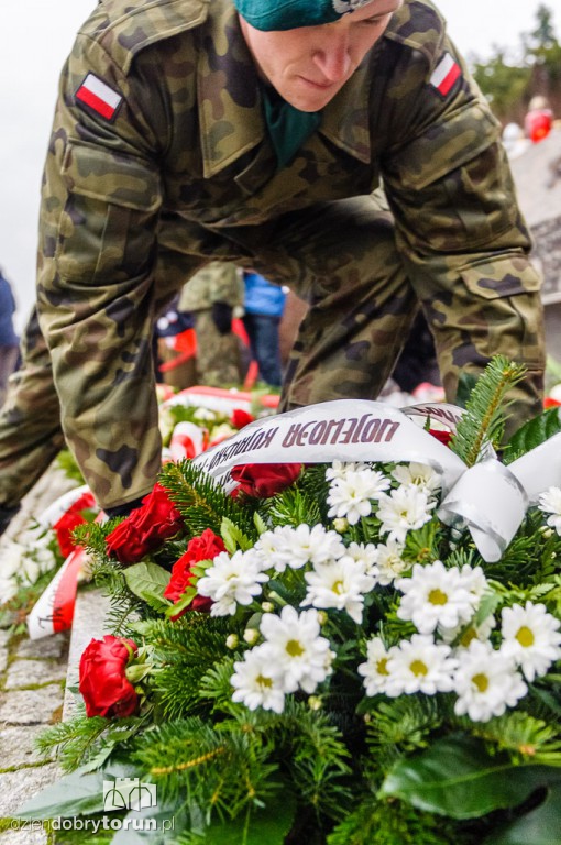 Przemarsz i uroczystość pod pomnikiem Piłsudskiego