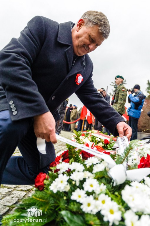 Przemarsz i uroczystość pod pomnikiem Piłsudskiego