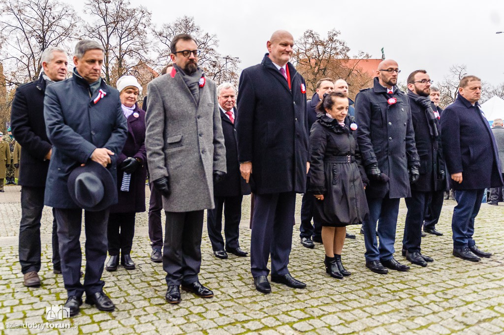Przemarsz i uroczystość pod pomnikiem Piłsudskiego