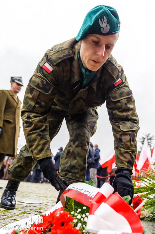 Przemarsz i uroczystość pod pomnikiem Piłsudskiego