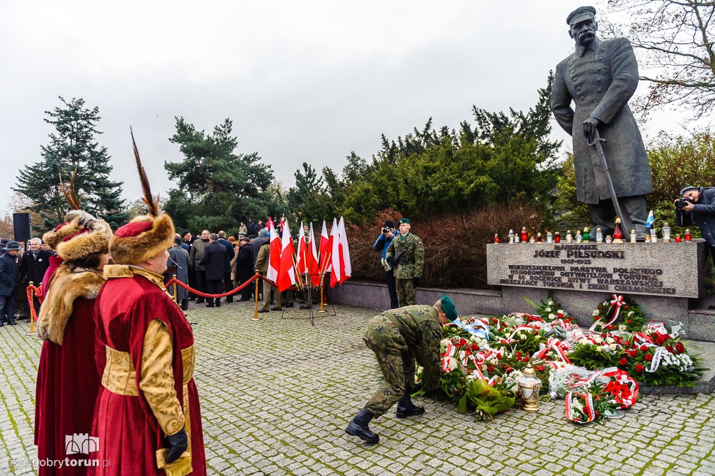 Przemarsz i uroczystość pod pomnikiem Piłsudskiego