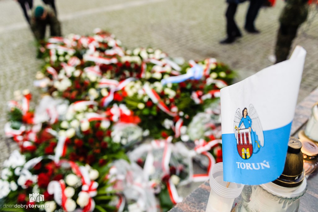 Przemarsz i uroczystość pod pomnikiem Piłsudskiego