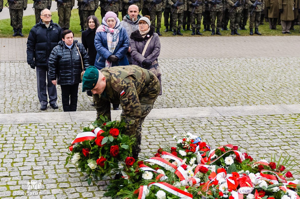 Przemarsz i uroczystość pod pomnikiem Piłsudskiego