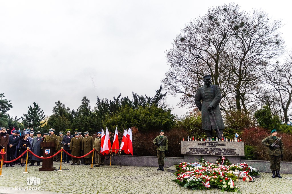 Przemarsz i uroczystość pod pomnikiem Piłsudskiego
