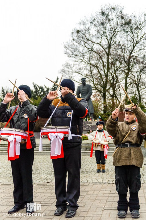 Przemarsz i uroczystość pod pomnikiem Piłsudskiego
