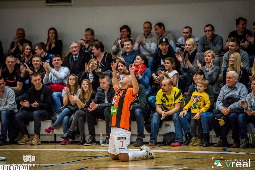 Kibice i piłkarze FC Toruń w 2016 roku
