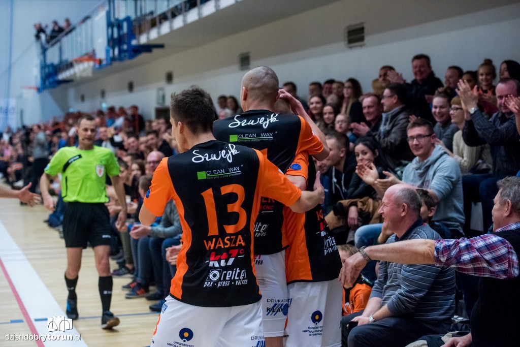 Kibice i piłkarze FC Toruń w 2016 roku