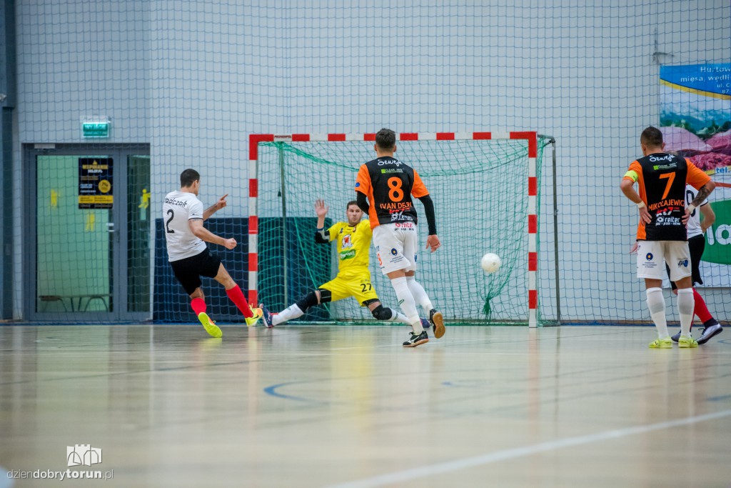 FC Toruń pokonuje Clearex Chorzów