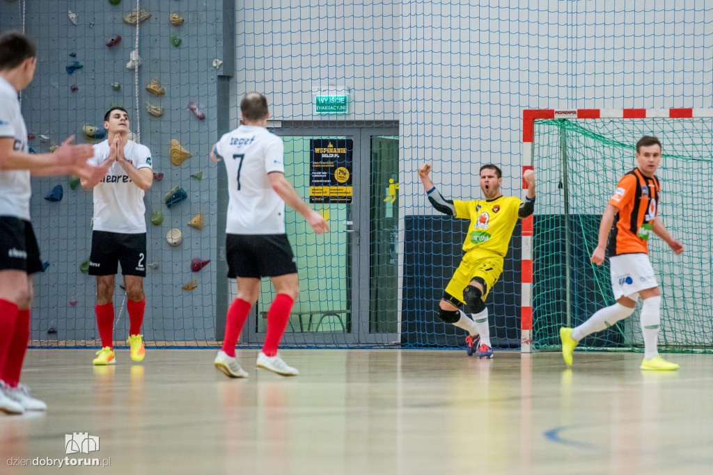 FC Toruń pokonuje Clearex Chorzów