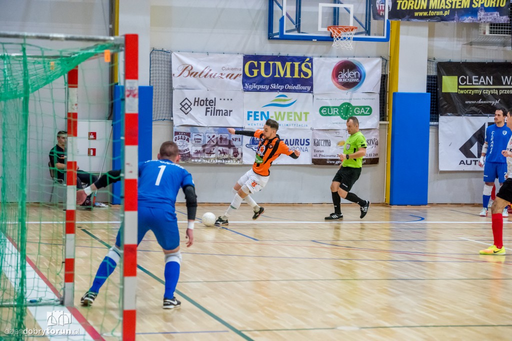 FC Toruń pokonuje Clearex Chorzów