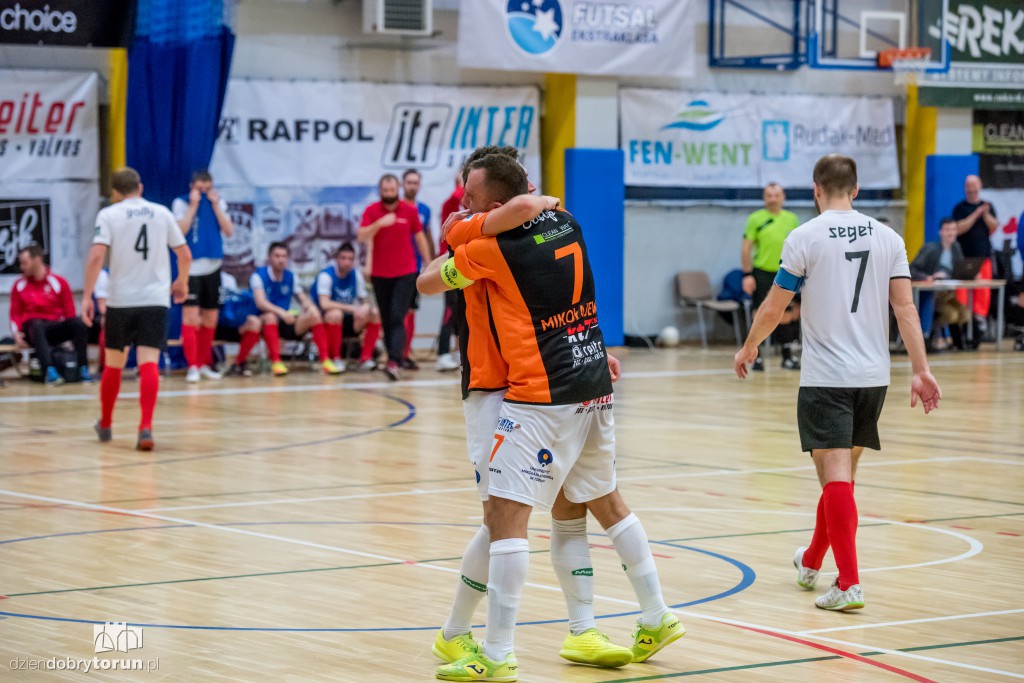FC Toruń pokonuje Clearex Chorzów